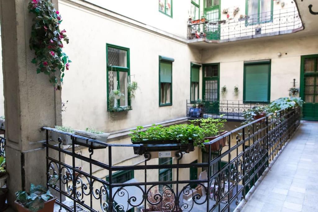 Central Budget Lofts Apartamento Budapeste Exterior foto